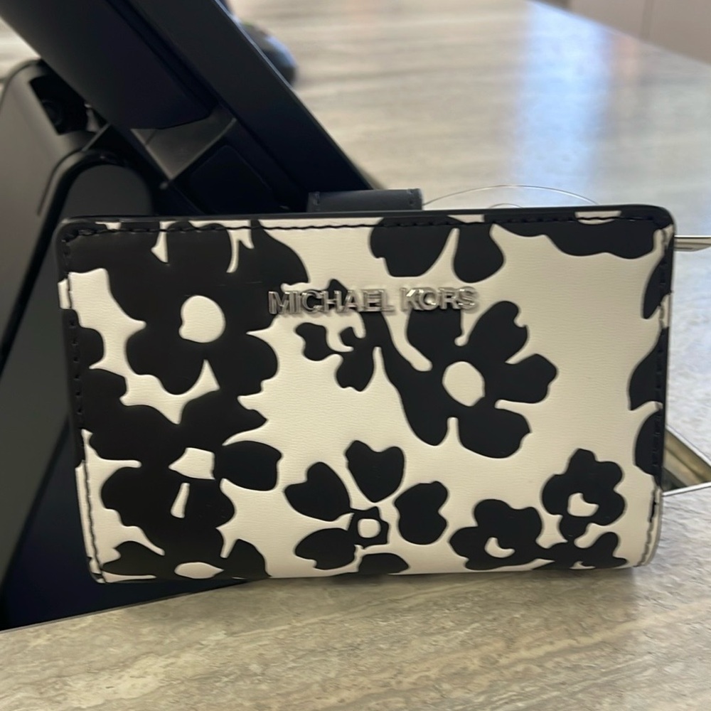 Michael Kors Jet Set Medium
Floral Print Bi-Fold Wallet  NWT $278 - Picture 2 of 16